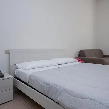 Sauro 6 Guest * Milánó